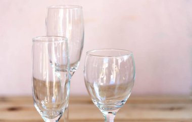 Cam kaseler. Şarap servisi için bardaklar. Eski ahşap arka planda kristaller. Masa ve mutfak aletleri.