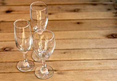 Cam kaseler. Şarap servisi için bardaklar. Eski ahşap arka planda kristaller. Masa ve mutfak aletleri.