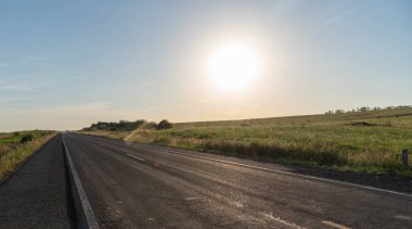 Güney Amerika 'da otoyolda gün batımı. Güney Brezilya 'da federal bir otoyolda akşam yemeği. Huzur ve iç huzuru. Sonsuzluğa giden yol.