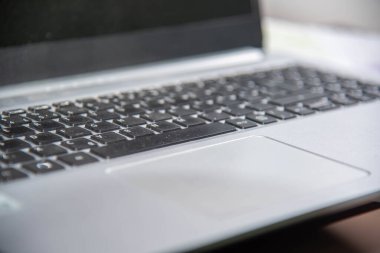 Toz ve mikro parçacıklarla dolu bir klavye. Elektronik ekipman. Taşınabilir bilgisayar olarak da bilinir..