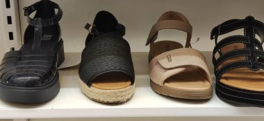 Yeniden kullanılmış votka şişesiyle yapılmış ıvır zıvır kutusu. El işi. Cam şişe kesilmiş ve kalem tutacağı olarak kullanılmış. Dekor nesnesi.