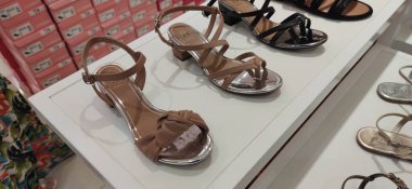 Yeniden kullanılmış votka şişesiyle yapılmış ıvır zıvır kutusu. El işi. Cam şişe kesilmiş ve kalem tutacağı olarak kullanılmış. Dekor nesnesi.