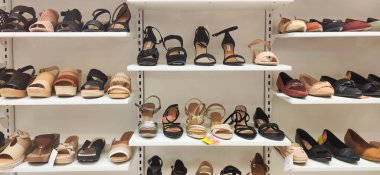 Yeniden kullanılmış votka şişesiyle yapılmış ıvır zıvır kutusu. El işi. Cam şişe kesilmiş ve kalem tutacağı olarak kullanılmış. Dekor nesnesi.