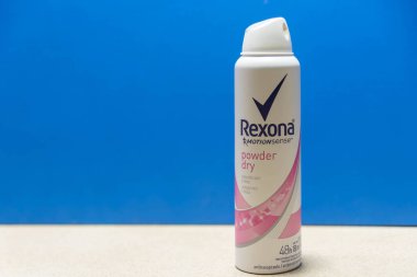 Yeniden kullanılmış votka şişesiyle yapılmış ıvır zıvır kutusu. El işi. Cam şişe kesilmiş ve kalem tutacağı olarak kullanılmış. Dekor nesnesi.