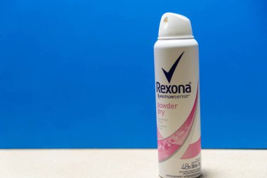 Yeniden kullanılmış votka şişesiyle yapılmış ıvır zıvır kutusu. El işi. Cam şişe kesilmiş ve kalem tutacağı olarak kullanılmış. Dekor nesnesi.