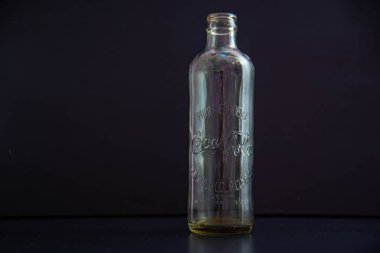 Santa Maria / RS / Brezilya. 03/24/2021. Siyah arka planda hatıra ve boş soda şişesi. Soğutma ampulleri. Karbonatlı içecekler. Eski Coca-Cola kapları.