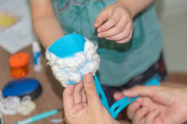 Brezilyalı çocuk evde annesiyle okul aktiviteleri yapıyor. Salgın covid-19 vakalarında eğitim. Uzaktan eğitim. Okul Çalışması.