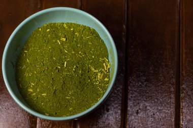 Çiftleşme bitkisi (Ilex paraguariensis) seramik bir kapta mutfak ve tıbbi kullanım için kullanılır. Yerba mate, Güney Amerika 'da yaygın olarak tüketilen ve alkolsüz bir içecek olarak kullanılan tıbbi bir bitki..