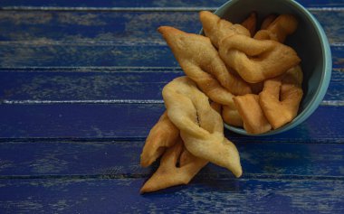 İtalyan frappe ya da chiacchiere buğday hamuruyla porselen bir tencerede yapılır. Mutfak lezzetleri ve lezzetleri. İtalyan mutfağı. Şekerli buğday hamuru. Kahveye eşlik edecek malzemeler..