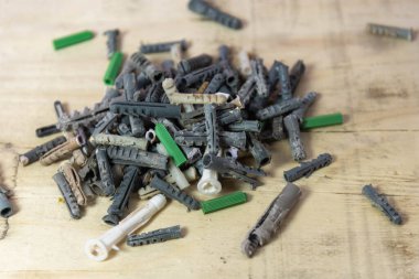 Ahşap inşaat arka planında kullanılan ham bujiler. İnşaat malzemeleri. Duvarları onarmak için ekipman. Aksesuarlar ve donanım.