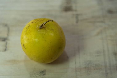 Ahşap inşaat arka planında sarı çarkıfelek meyveleri (Passiflora edulis Sims). Meyve, Passiflora cinsinden bitkiler tarafından üretilir. Amerika 'nın tropik bitkisi.