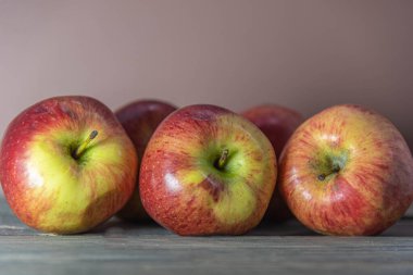 Tarafsız bir zeminde kırmızı elma meyveleri. A vitamini, kalsiyum ve C vitamini açısından zengin meyveler düşük kalorili yiyecekler. Meyve suyu ve salata için serbest. Doğal gıda ve detoks..