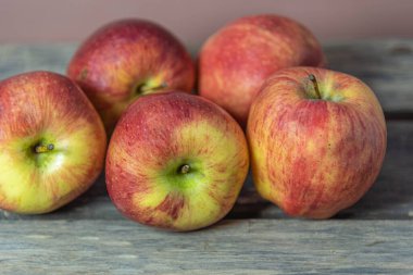 Tarafsız bir zeminde kırmızı elma meyveleri. A vitamini, kalsiyum ve C vitamini açısından zengin meyveler düşük kalorili yiyecekler. Meyve suyu ve salata için serbest. Doğal gıda ve detoks..