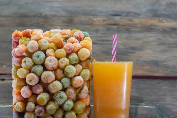 Acerola suyu (Malpighia emarginata) ve donmuş taze acerola meyveleri. C vitamininin en yüksek içeriğine sahip ikinci meyve olduğu için, antioksidan kaynağı..