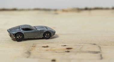 Ahşap arka planda eski oyuncak araba. Oyuncak minyatürler. Retro araba. Çocuk oyuncağı. Koleksiyon parçası. Bakış açısı. Erkekler ve kızlar için hediyeler. Çocuk Günü