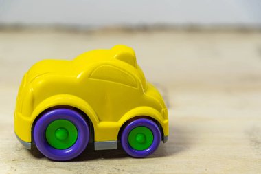 Ahşap arka planda eski oyuncak araba. Oyuncak minyatürler. Retro araba. Çocuk oyuncağı. Koleksiyon parçası. Bakış açısı. Erkekler ve kızlar için hediyeler. Çocuk Günü