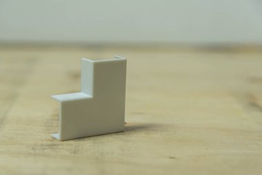 Tahta arka planda elektrik konnektörü tip dirsek doksan derece. Elektrikli malzeme. Fişler ve konnektörler. 90 derece dirsek..