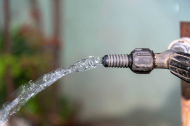 Bahçe musluğu su fışkırtıyor. Hidrolik ekipman. Su kontrol vanası.