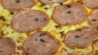 Mavi masa örtüsünde ev yapımı füme fileto pizza ve mozzarella peyniri. İtalyan mutfağı ve mutfağı. Ev yapımı pizza..