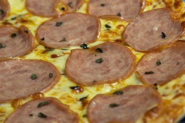 Mavi masa örtüsünde ev yapımı füme fileto pizza ve mozzarella peyniri. İtalyan mutfağı ve mutfağı. Ev yapımı pizza..