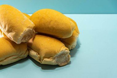 Mavimsi arka planda Fransız ekmeği. Buğday ekmeği. Endüstriyel ekmek. Mutfak lezzeti. Kahvaltı için yiyecek..