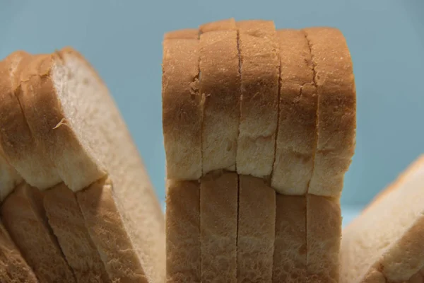Сэндвич Голубоватом Фоне Пшеничный Хлеб Промышленный Хлеб Кулинарный Деликатес Еда — стоковое фото