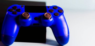 Işık arkaplanındaki kontroller ve oyun konsolu. Elektronik oyun aksesuarları. Video oyunu oyun platformu. Oyuncular için dilek öğesi. Modern, kablosuz oyun ve yön denetimi.