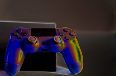 Işık arkaplanındaki kontroller ve oyun konsolu. Elektronik oyun aksesuarları. Video oyunu oyun platformu. Oyuncular için dilek öğesi. Modern, kablosuz oyun ve yön denetimi.