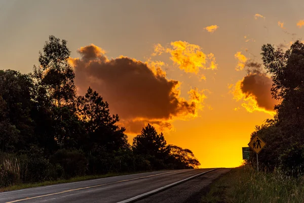 Dramatisk Himmel Federal Motorväg Södra Brasilien Solnedgång Med Skuggor Och — Stockfoto