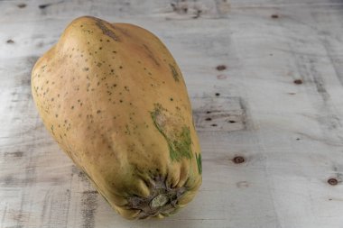 Ahşap arka planda çeşitli papaya meyveleri. Papaya Formosa. Besin açısından zengin meyve kaynağı. Yenilebilir meyve. Meyve suyu ve protein kaynağı içeriği.