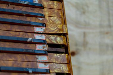 Öğrenciler için eski ve küçük 120 bas akordeonu. Müzik aleti. Üfleme aleti ve körük. Müzik okulu için akordiyon. Endişe kullanıldı ve yenilenmesi gerekiyor..