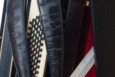 Eski müzik akordeonu karanlık arka planda izole edilmiş. Yakından akordiyon. Ahenkli ailenin müzik aleti. Müzik aletleri. Müzik öğrencileri için akordiyon.