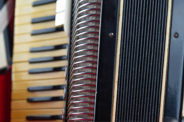 Stary Akordeon Muzyczny Odizolowany Ciemnym Tle Bliska Akordeon Instrumenty Muzyczne — Zdjęcie stockowe