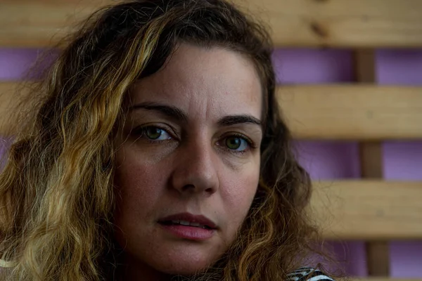 Yeşil gözlü Brezilyalı kadının yüz ifadesi. Brezilyalı sarışın kız portresi. Güzel genç bir kadının yüzü. Fotoğraf çekimi için poz veren kız.