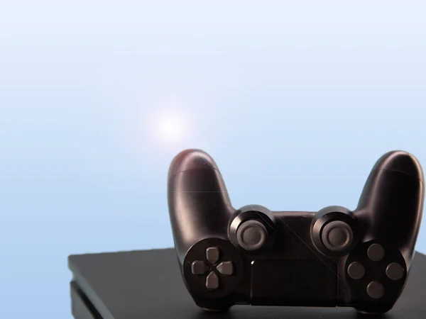 控制新一代电子游戏 黑色游戏控制器被蓝色背景隔离 Gamepad Pc游戏的无线驱动 — 图库照片
