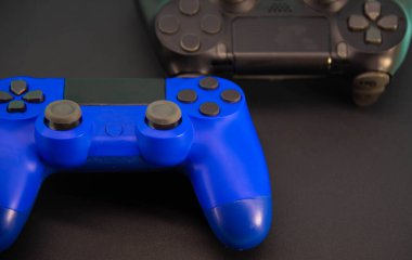 Modern ve kablosuz elektronik oyun kontrolörleri. Bilgisayar oyunu kontrolü. Oyun oyunları için joystick. PC ve mobil cihaz platformları için klavye stili. Kablosuz kontroller.