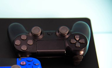 Modern ve kablosuz elektronik oyun kontrolörleri. Bilgisayar oyunu kontrolü. Oyun oyunları için joystick. PC ve mobil cihaz platformları için klavye stili. Kablosuz kontroller.