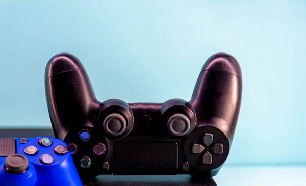 Pengontrol Permainan Elektronik Pada Latar Belakang Biru Kontrol Video Game — Stok Foto