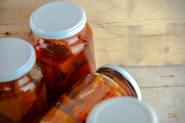 Ahşap zemin üzerinde ev yapımı balkabağı reçeli olan reçel bardakları. Lezzetli ve lezzetli balkabağı reçeli parça parça. Ev yapımı reçeller. Brezilya mutfağı. Tatlı..