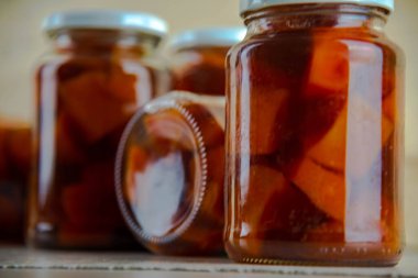 Ahşap zemin üzerinde ev yapımı balkabağı reçeli olan reçel bardakları. Lezzetli ve lezzetli balkabağı reçeli parça parça. Ev yapımı reçeller. Brezilya mutfağı. Tatlı..