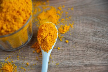 Safrandan (Crocus sativus) yapılmış bir baharat. Temel baharatlar. Günlük hayatın temel baharatı. Altın sarısı pigment çeşnisi. Zerdeçal. Şeftali aromalı.