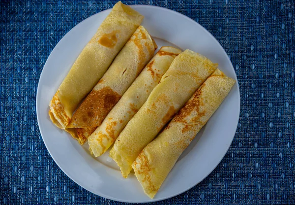 Traditionelle Pfannkuchen Serviert Auf Einem Weißen Teller Auf Blauem Hintergrund — Stockfoto