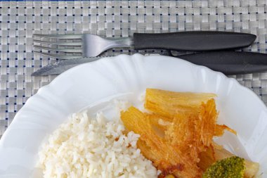 Tipik Brezilya yemeği, pilav, fasulye, salata ve tavuk eti. Ev yapımı yemek. Günlük yemek. Bulaşık bitti. Öğle yemeğinde servis edilen yemek tabağı. Ev yapımı tatlar. Öğle yemeği ve popüler yemek.