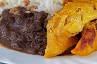 Tipik Brezilya yemeği, pilav, fasulye, salata ve tavuk eti. Ev yapımı yemek. Günlük yemek. Bulaşık bitti. Öğle yemeğinde servis edilen yemek tabağı. Ev yapımı tatlar. Öğle yemeği ve popüler yemek.