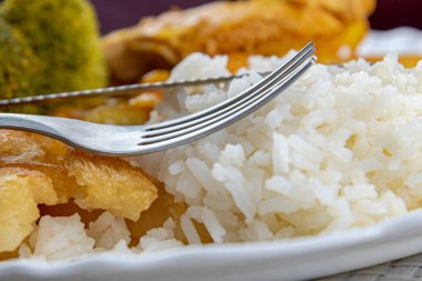 Tipik Brezilya yemeği, pilav, fasulye, salata ve tavuk eti. Ev yapımı yemek. Günlük yemek. Bulaşık bitti. Öğle yemeğinde servis edilen yemek tabağı. Ev yapımı tatlar. Öğle yemeği ve popüler yemek.