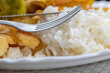 Tipik Brezilya yemeği, pilav, fasulye, salata ve tavuk eti. Ev yapımı yemek. Günlük yemek. Bulaşık bitti. Öğle yemeğinde servis edilen yemek tabağı. Ev yapımı tatlar. Öğle yemeği ve popüler yemek.