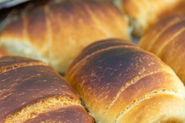 Buğdaydan yapılmış ev yapımı somun. Ev ekmeği. Öğlen kahvesi için yemek. Büyükannenin zevkleri. Buğday ekmeği. Lezzetli, sevimli ve aile yemeği için mükemmel bir yemek..