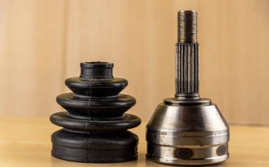 Araç süspansiyonu ve lastik kaputun metal parçası. Otomobil parçaları. Motorlu taşıtlar için otomatik çam çamı. İsraf oldu. Otomotiv endüstrisi. Tedarik zinciri.