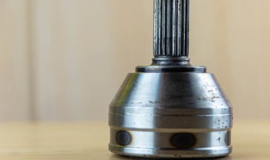 Araç süspansiyonunun metal parçası. Otomobil parçaları. Motorlu taşıtlar için otomatik çam çamı. İsraf oldu. Otomotiv endüstrisi. Tedarik zinciri.