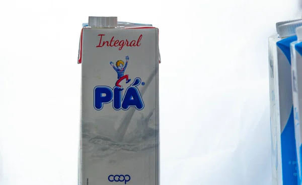白色背景上的一盒全脂牛奶亮了出来 全脂牛奶包装盒 乳制品的商业包装 广告和产品设计 — 图库照片